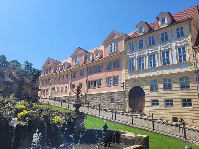 Am Fuße des Schloss Friedenstein! Elegante 3 Raumwohnung mit Balkon